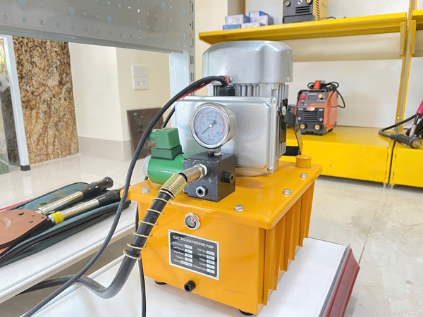 Bơm thủy lực dùng điện là loại phổ biến nhất