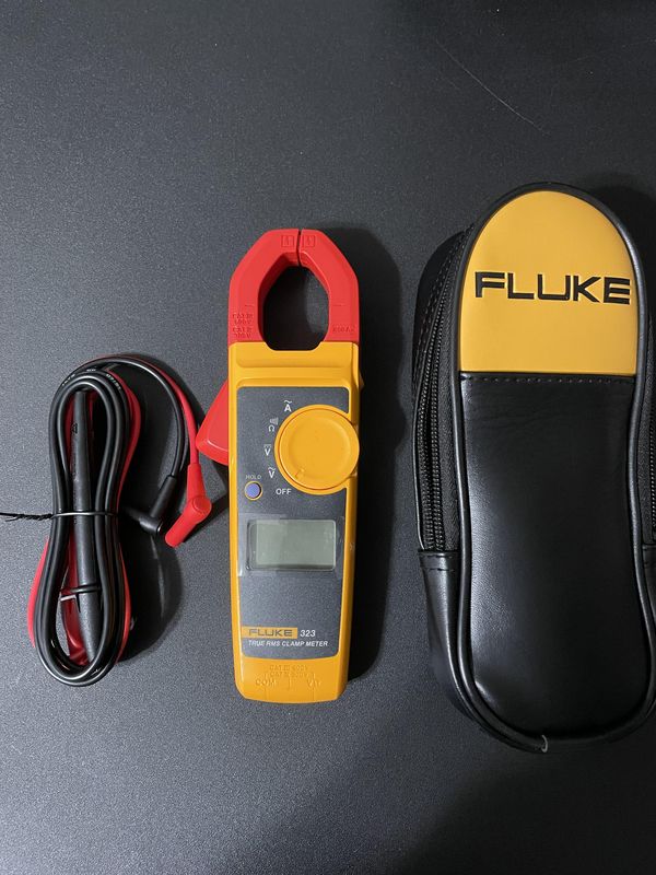 Ampe kìm Fluke 323 sử dụng phương pháp đo True RMS