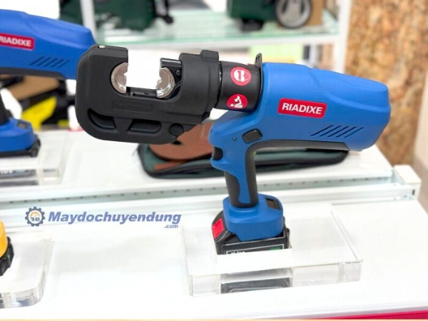 Kìm ép cos giúp đầu cos được ép chắc chắn với dây cáp.(Ảnh: maydochuyendung.com).