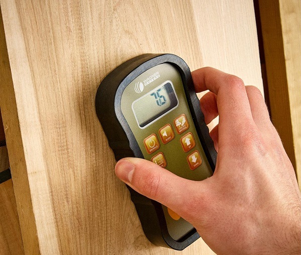 Đo độ ẩm của gỗ bằng máy đo độ ẩm gỗ