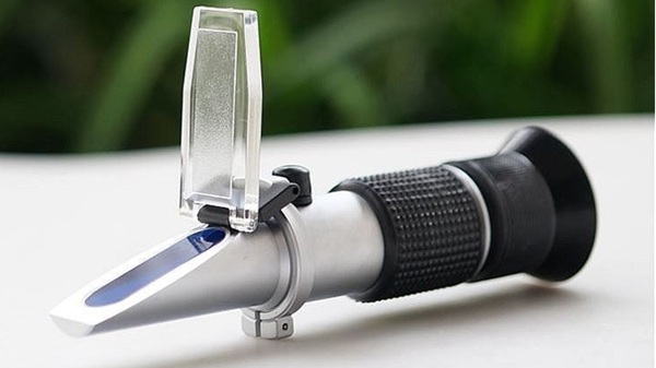 KHúc xạ kế đo độ mặn RHS-28 có thiết kế nhỏ gọn, dễ dùng