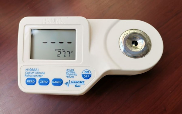 Khúc xạ kế đo độ mặn trong thực phẩm Hanna HI96821