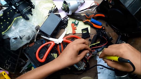 Sửa máy khoan pin bị chập cháy