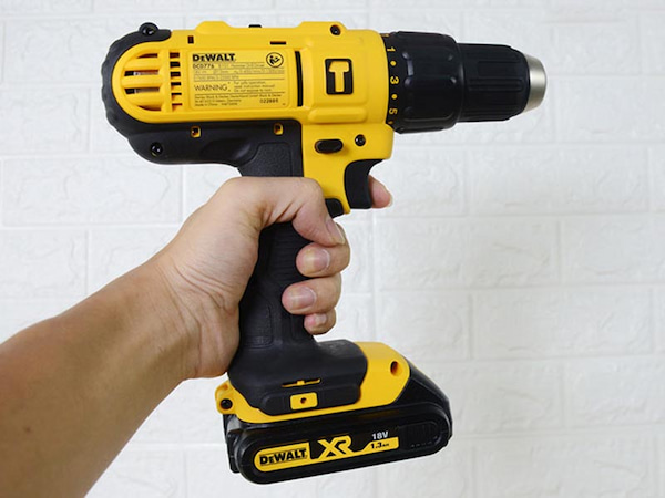 Máy khoan dùng pin Dewalt DCD776C2