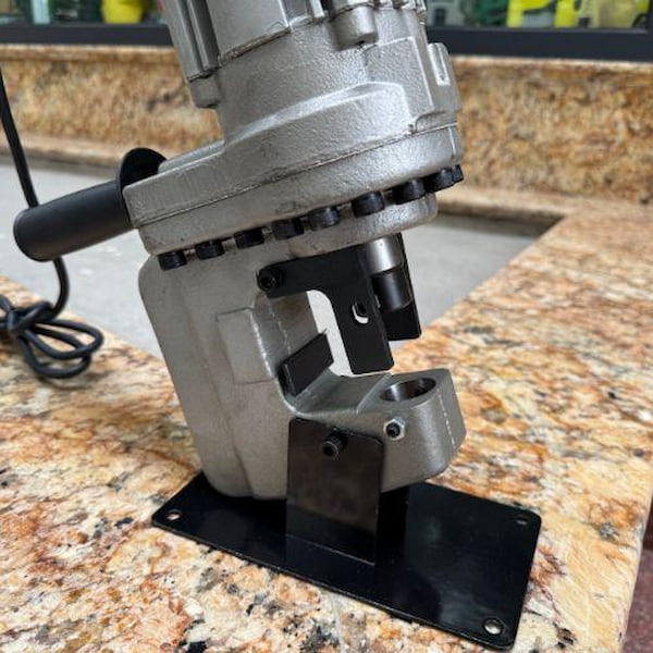 Máy đột lỗ MHP-20 phù hợp với kỹ sư điện, thợ cơ khí, thợ thi công hệ thống điện