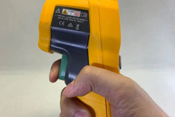 Bóp và giữ cò để Fluke 62 Max bắt đầu quá trình đo nhiệt độ 