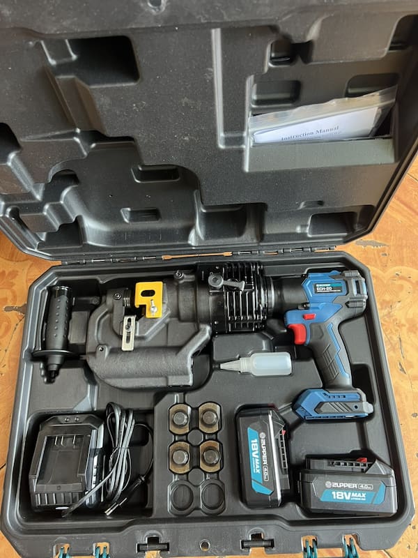 Máy đột lỗ thủy lực ZUPPER ECH-20 có tính năng an toàn khi vận hành nhờ cơ chế thủy lực ổn định