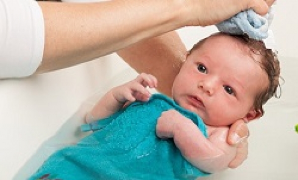 Nhiệt độ nước tắm cho trẻ sơ sinh bao nhiêu là phù hợp?