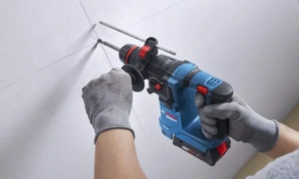 Top 4 máy khoan búa dùng pin tốt nhất cho gia đình và thợ chuyên nghiệp